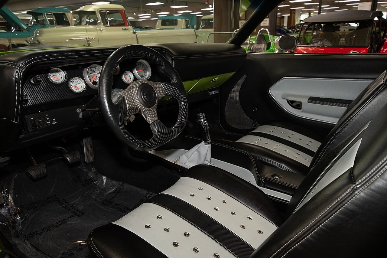View vehicle photo 4