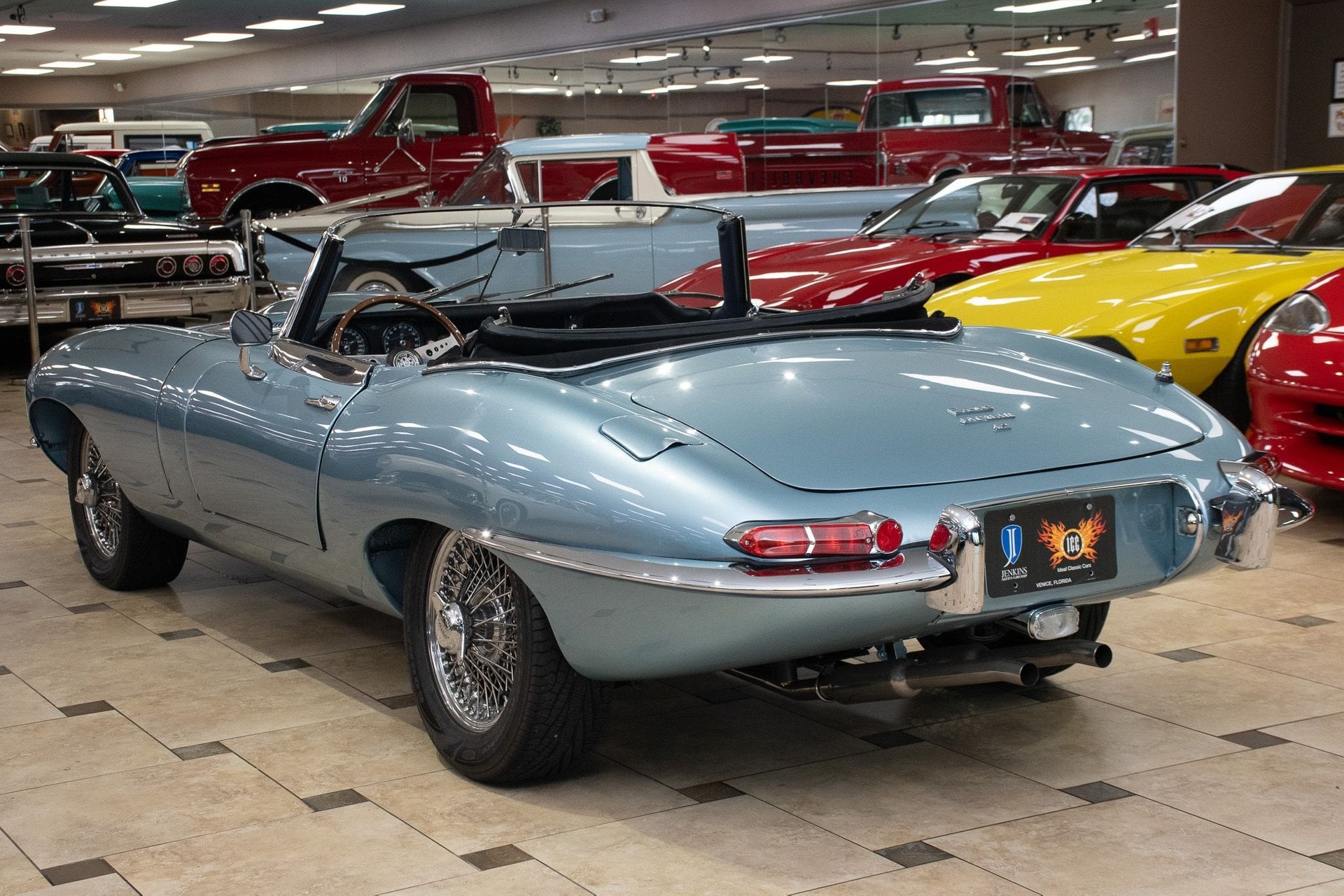 View vehicle photo 7